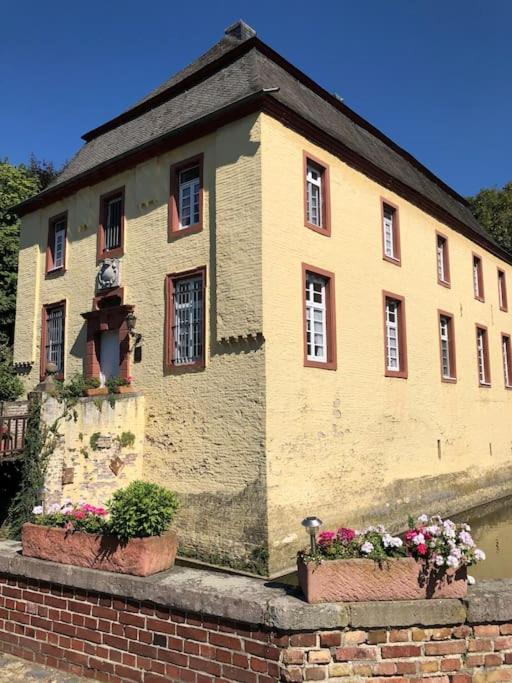 Charmante Ferienwohnungen Auf Reitstall Wasserburg Anstel - Ein Ort Zum Wohlfuehlen Und Entspannen Rommerskirchen Exterior photo